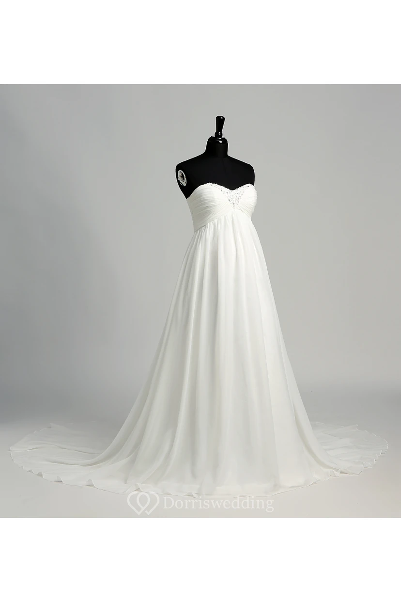 Robe de mariée en mousseline de soie, coupe trapèze, décolleté cœur sans manches, longueur au sol, avec traîne courte. view 6