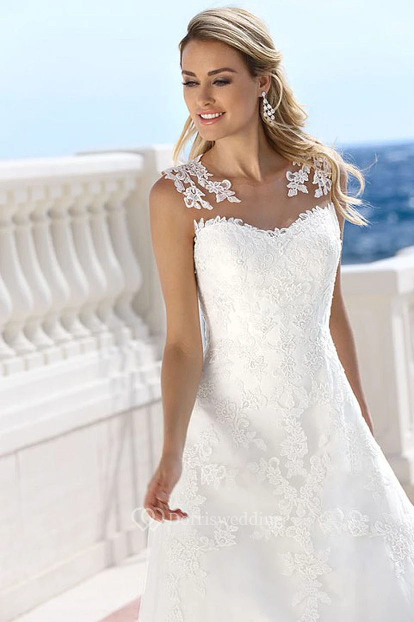 Robe de mariée de plage en dentelle appliquée, coupe trapèze, bretelles illusion et traîne. view 2