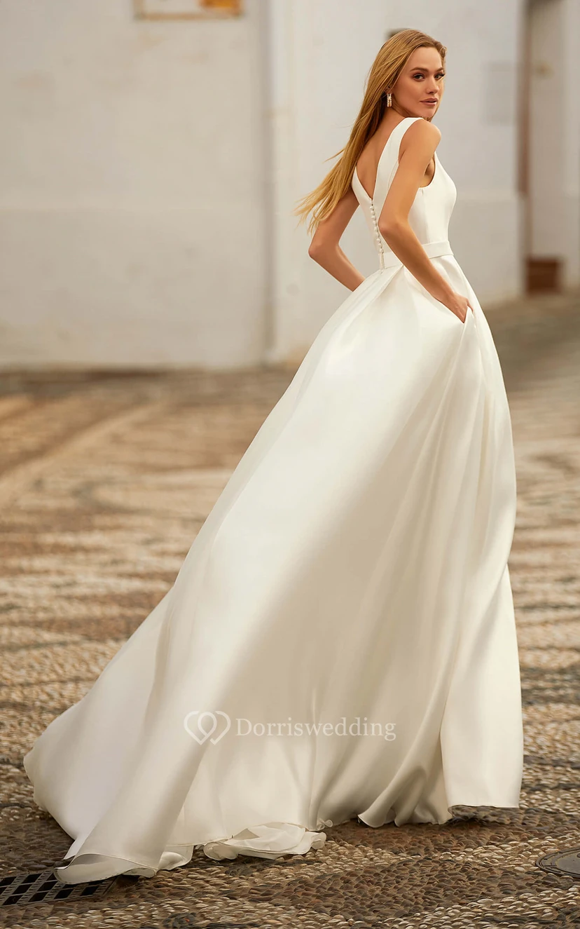 Robe de mariée décontractée en satin, coupe trapèze, col en V, traîne courte et poches view 2