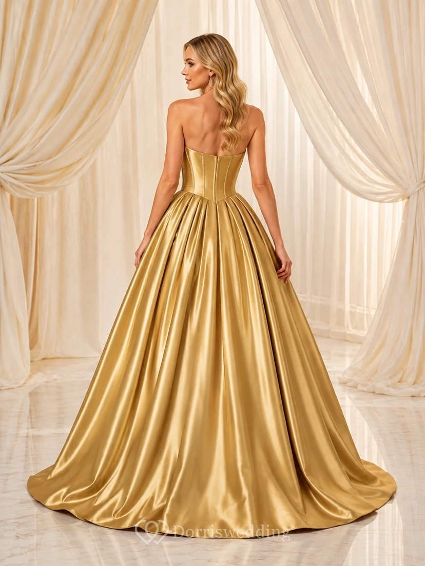 Vestido de gala largo de satén dorado sin tirantes con escote corazón y cola larga. view 2