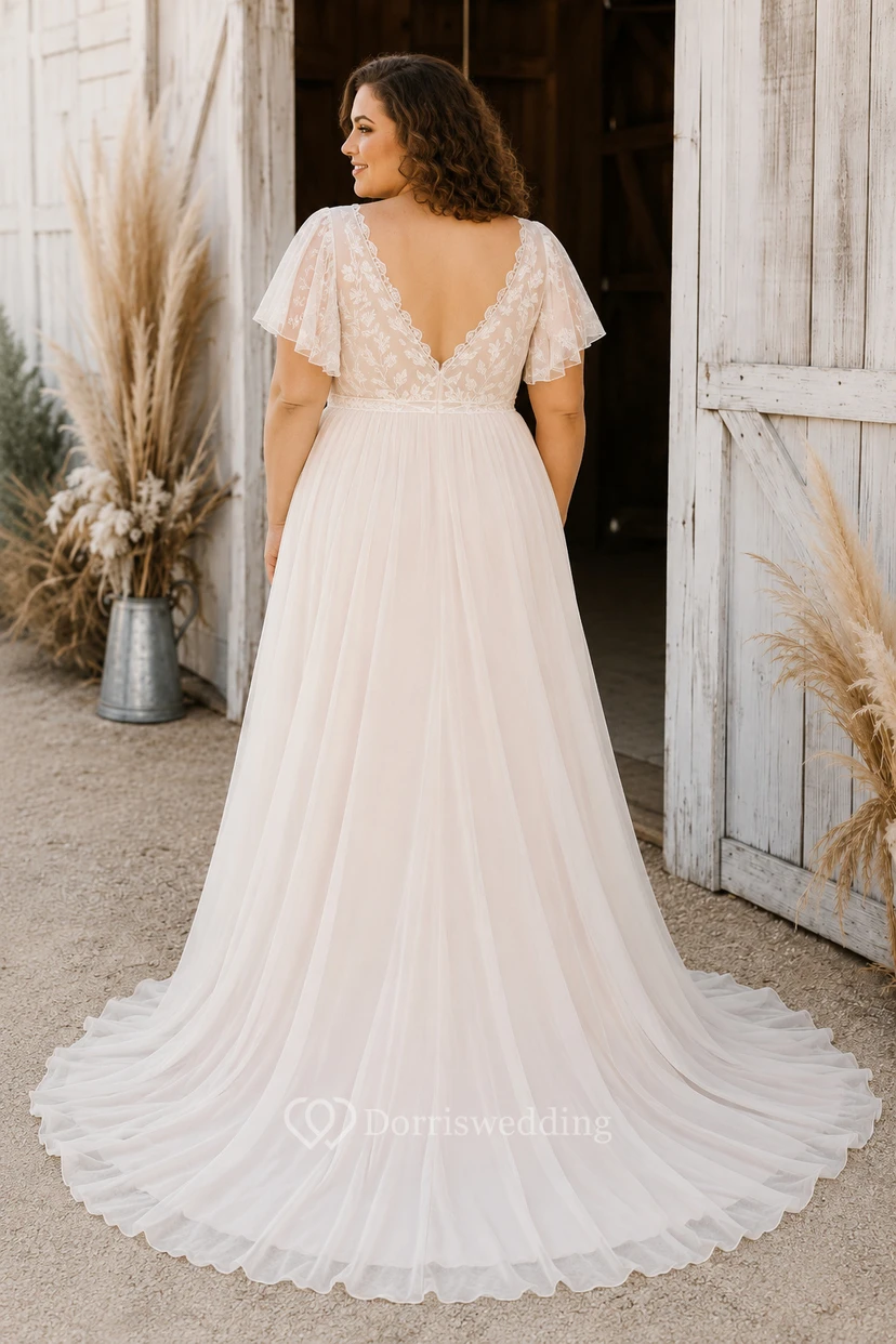 Robe de mariée grande taille en mousseline de soie, coupe trapèze, col en V et manches courtes en dentelle view 2