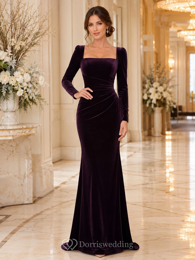 Pflaumenfarbenes, langärmeliges Samtkleid im Meerjungfrauenstil mit eckigem Ausschnitt, langen Ärmeln und bodenlangen Füßen