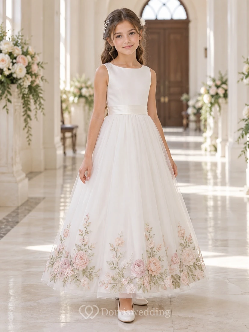 Vestido de niña de flores color marfil, corte en A, tul, largo hasta los tobillos, sin mangas, con cintura elástica y dobladillo bordado con motivos botánicos.