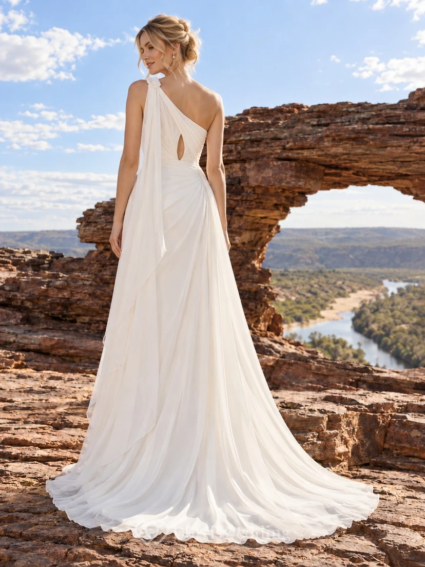 Schlichtes, einseitig schulterfreies, drapiertes Etuikleid mit Schleppe – Brautkleid für die Hochzeit view 2