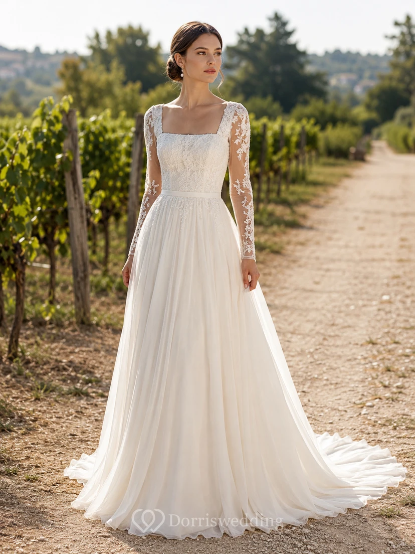 Robe de mariée bohème à col carré, manches longues illusion en dentelle, coupe trapèze, traîne en mousseline, manches longues en dentelle, col carré.