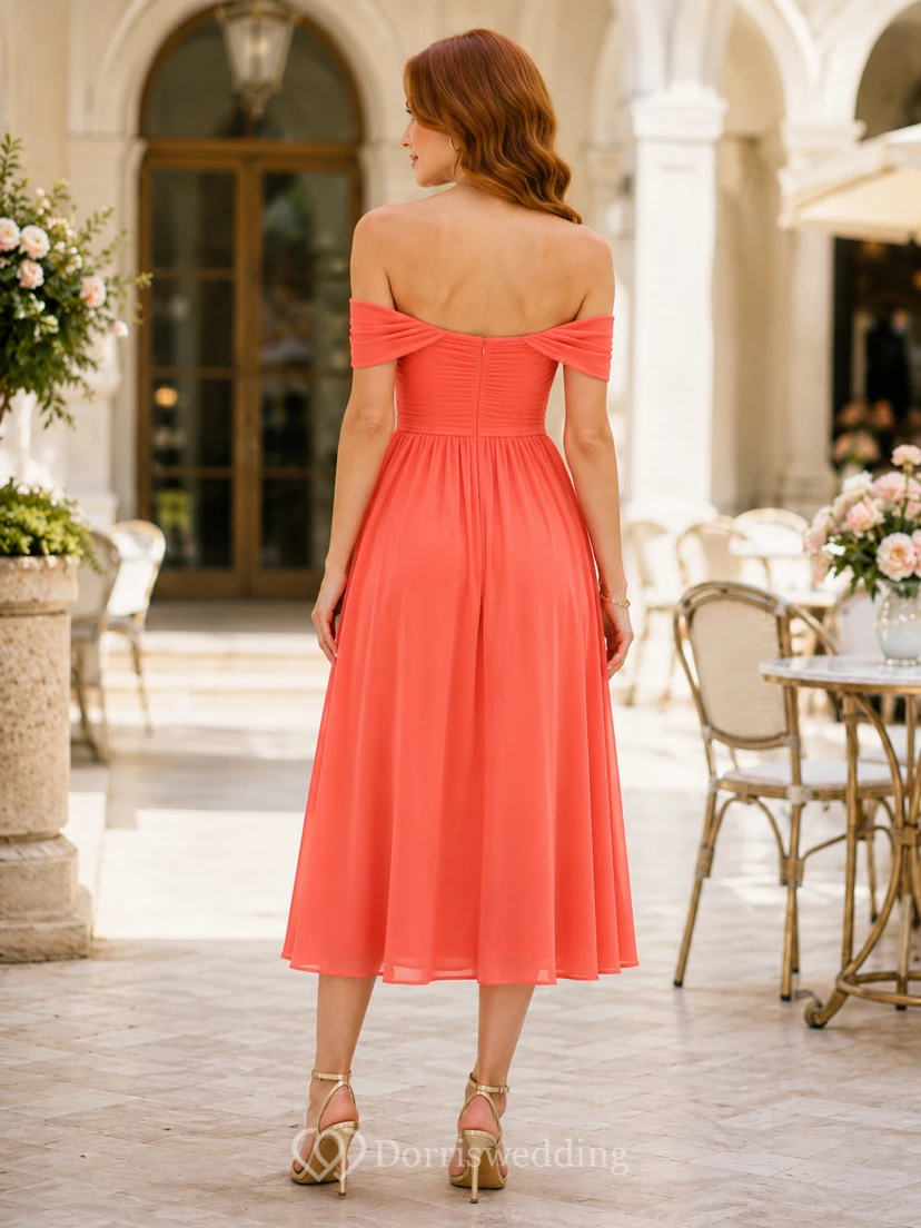 Robe midi en mousseline corail à épaules dénudées et décolleté cœur, coupe trapèze view 2