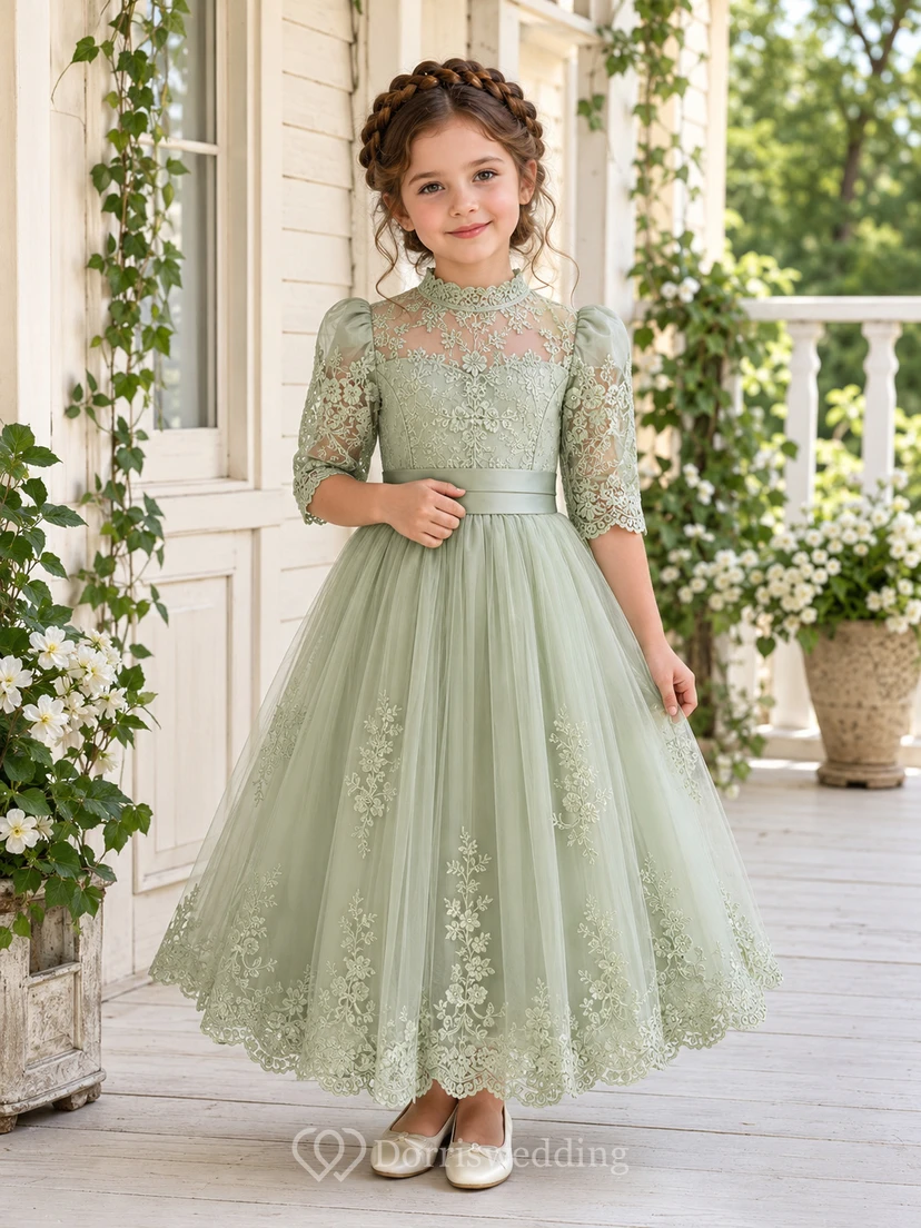 Blumenmädchenkleid aus salbeifarbenem Tüll in A-Linie mit Rundhalsausschnitt und knielanger Silhouette, verziert mit einer Schärpe