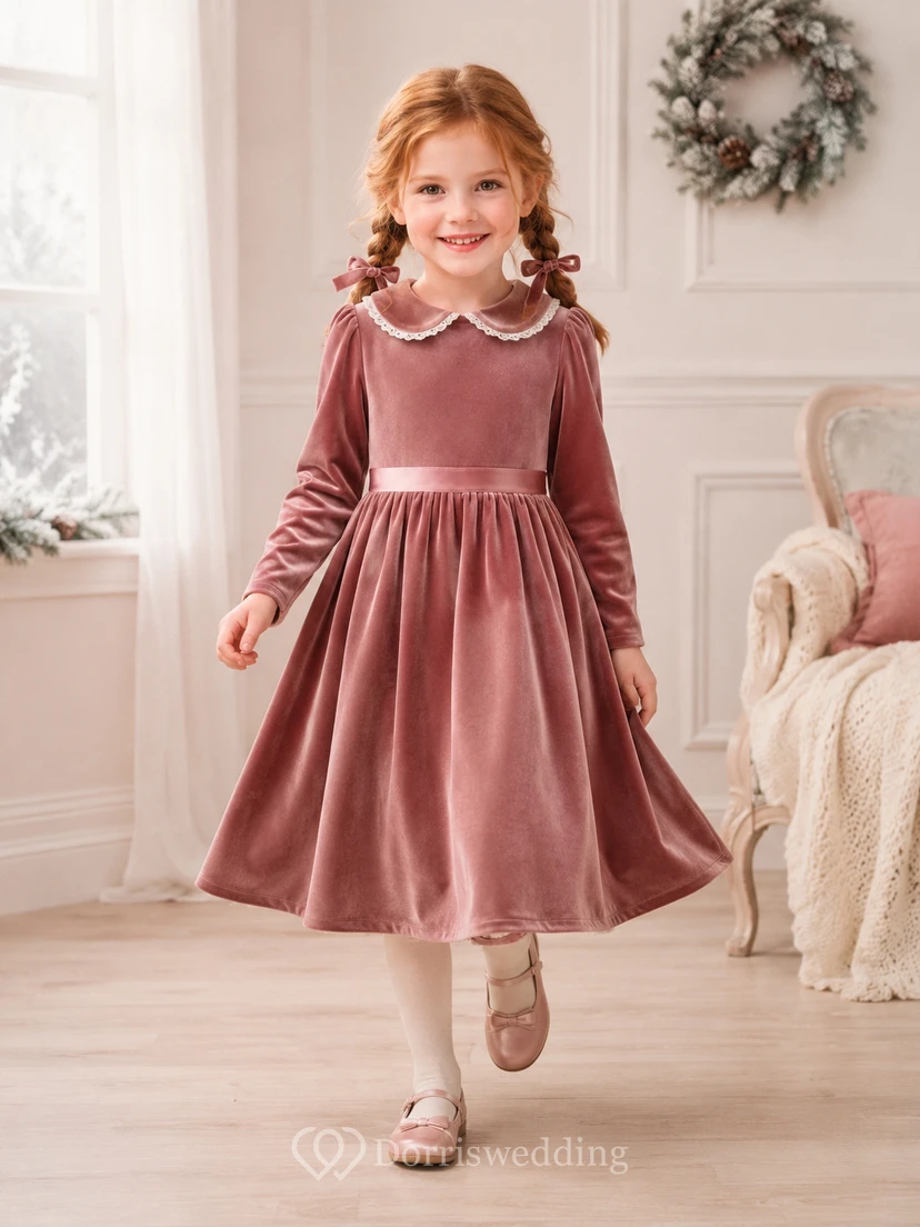Robe d'hiver vintage mi-longue, coupe trapèze, en velours rose poudré, à manches longues et col festonné, ornée de dentelle et d'une longueur thé. Robe de demoiselle d'honneur en velours rose poudré, col festonné et manches longues.