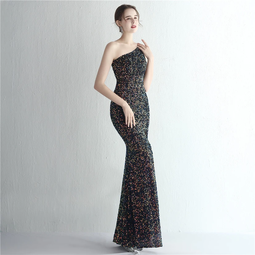 Handgefertigter Paillettenrock mit One-Shoulder-Schnitt, elegant für festliche Anlässe und Galas, mit Schlitz und Meerjungfrauenschnitt. view 3