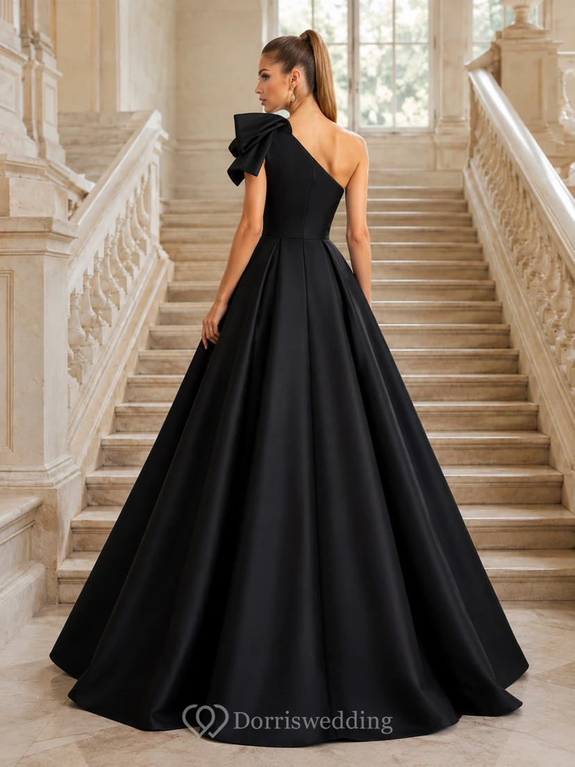 Vestido de noche largo de satén negro con un solo hombro, lazo extragrande y pliegues. view 2