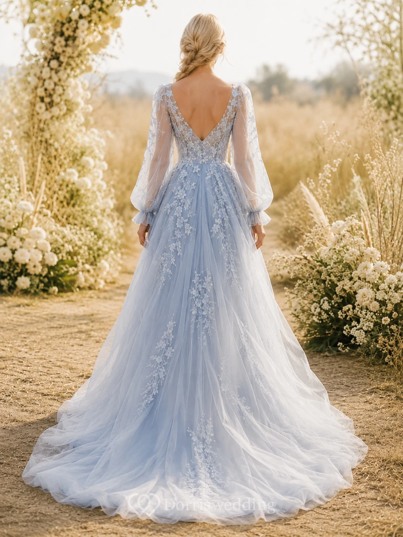 Robe de mariée en tulle bleu pâle à manches longues et col en V, ornée de dentelle florale et de fleurs. view 2