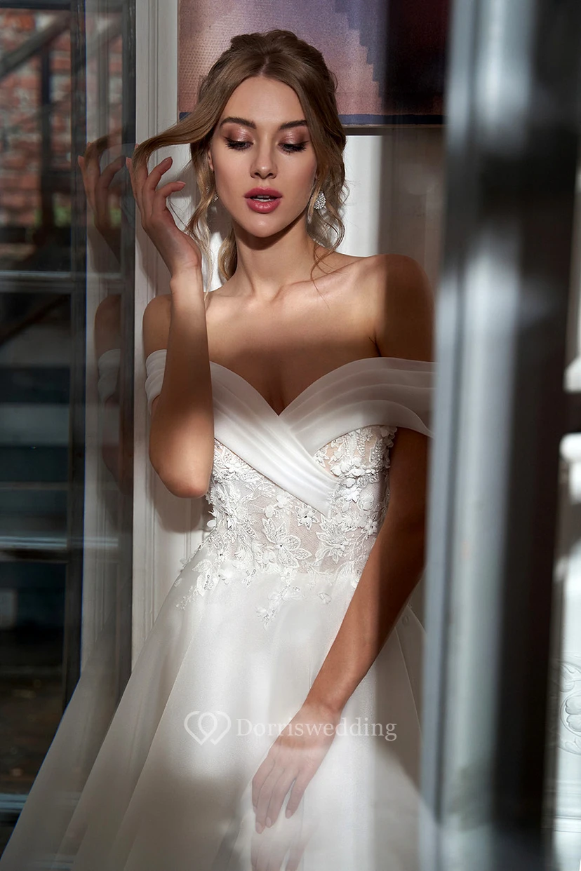 Precioso vestido de novia de corte A con hombros descubiertos, fruncido y largo hasta la rodilla con apliques view 2