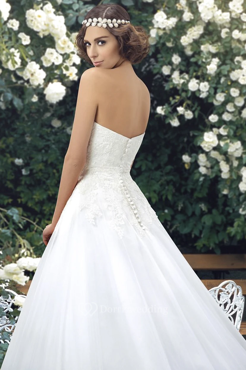 Robe de bal sans manches ornée de dentelle et de boutons, décolleté en cœur view 5