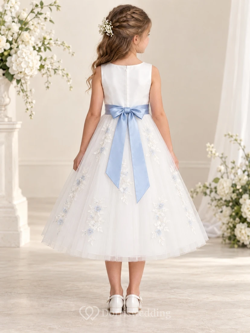 Vestido de niña de flores blanco, modesto, de corte A, con estampado floral y sin mangas, con fajín azul. view 2