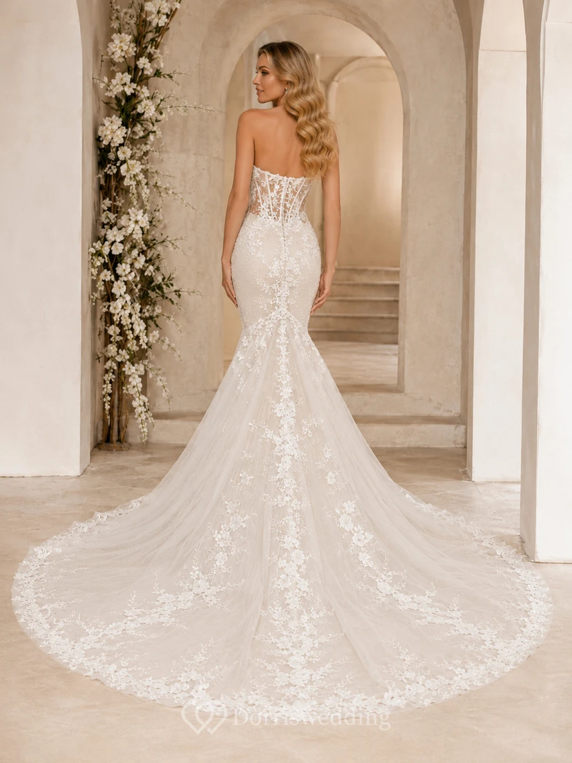 Robe de mariée sirène bustier en dentelle ravissante avec encolure cœur et traîne chapelle ornée d'appliques. Galerie de robes de mariée. view 2