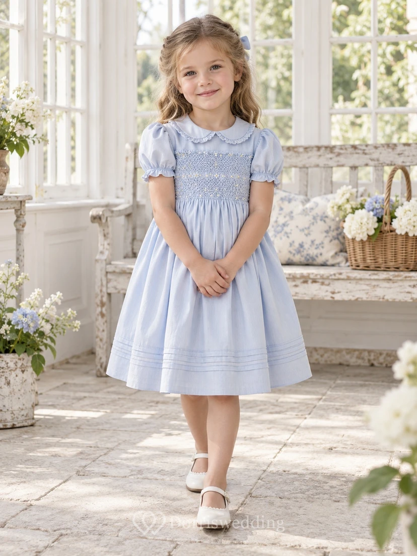 Vestido de niña de flores azul vintage hasta la rodilla, corte en A, mangas abullonadas, bajo fruncido con pliegues y cuello Peter Pan.