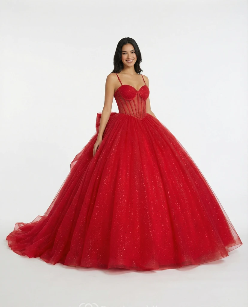 Vestido de quinceañera rojo con tirantes finos y corpiño de corsé de tul brillante.