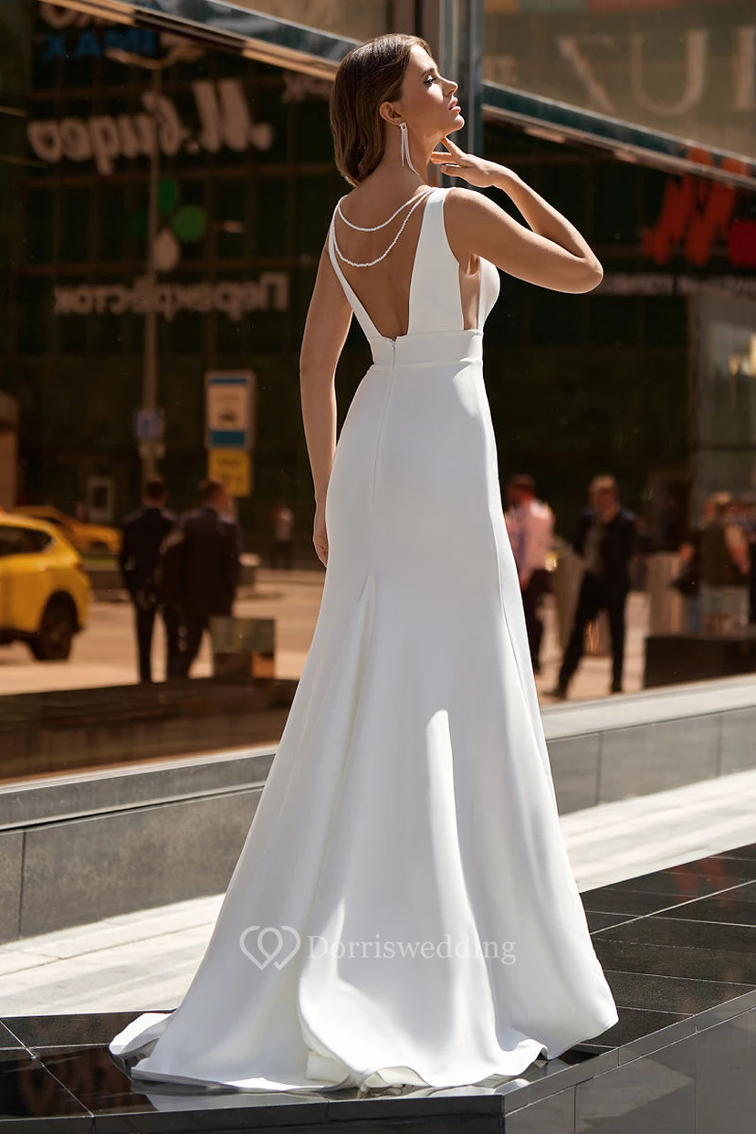 Vestido de novia sencillo sin mangas, de satén, con escote en V bajo en la espalda y abalorios. view 2