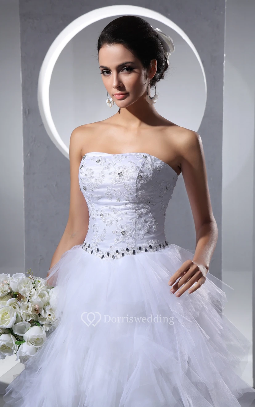 Robe courte bustier arrivant au genou, ornée de perles et de volants view 3