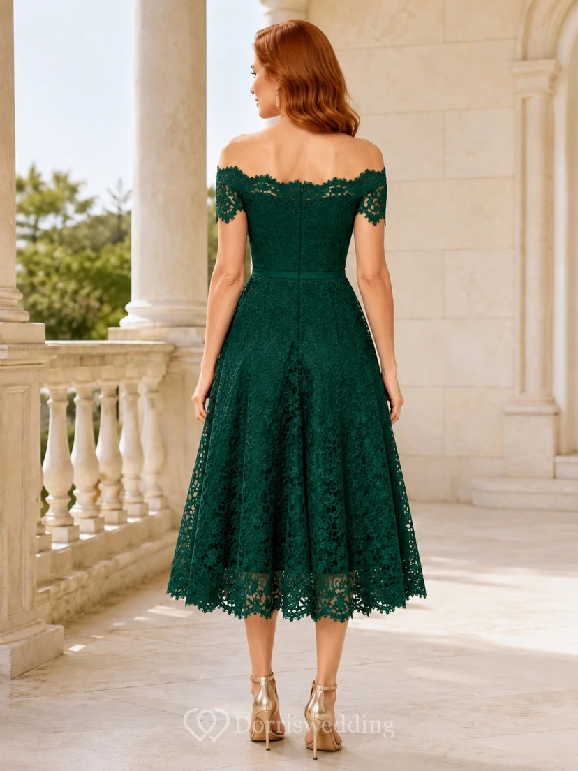 Robe d'invitée trapèze en dentelle émeraude, épaules dénudées, manches courtes, longueur thé view 2