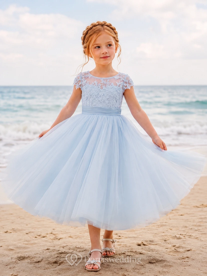 Blumenmädchenkleid, himmelblau, aus Spitze und Tüll, A-Linie, kurze Ärmel, Rundhalsausschnitt, wadenlang