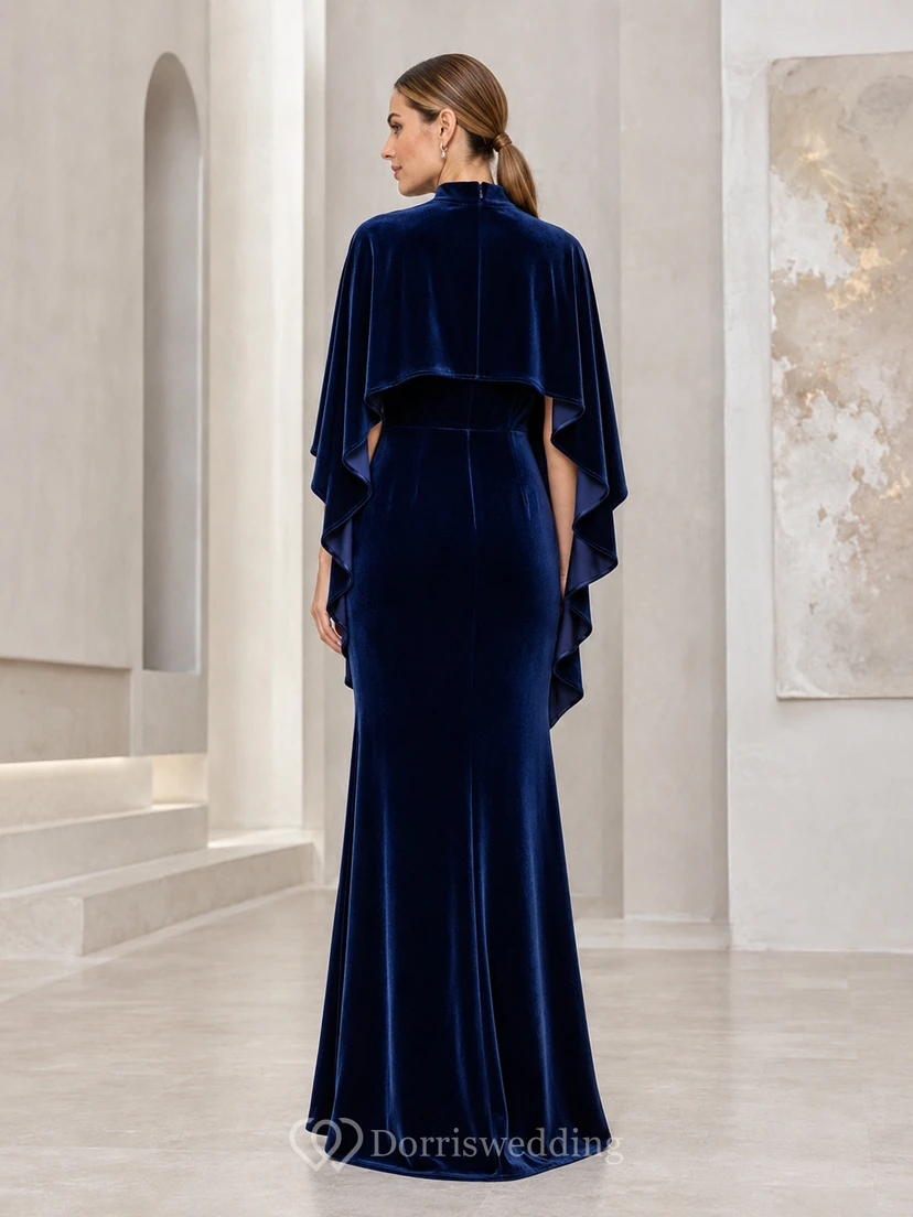 Vestido de invitada de terciopelo azul marino oscuro con cuello alto y capa tipo columna view 2