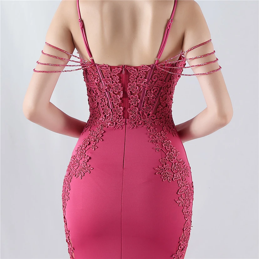 Robe de soirée à col montant en dentelle et perles, ornée d'un gilet à chevrons et d'un haut en dentelle. view 37