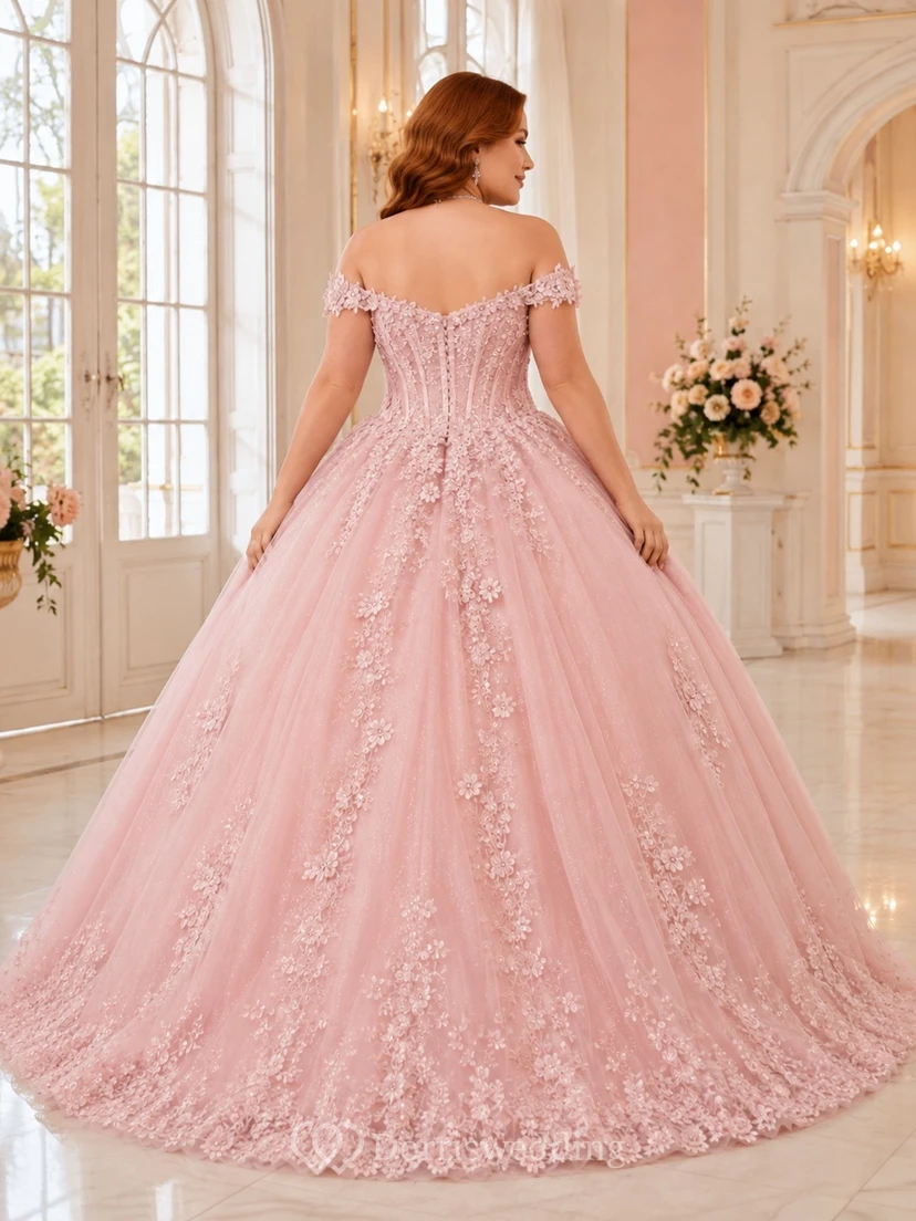 Vestido de quinceañera de talla grande color rosa empolvado con apliques y hombros descubiertos view 2