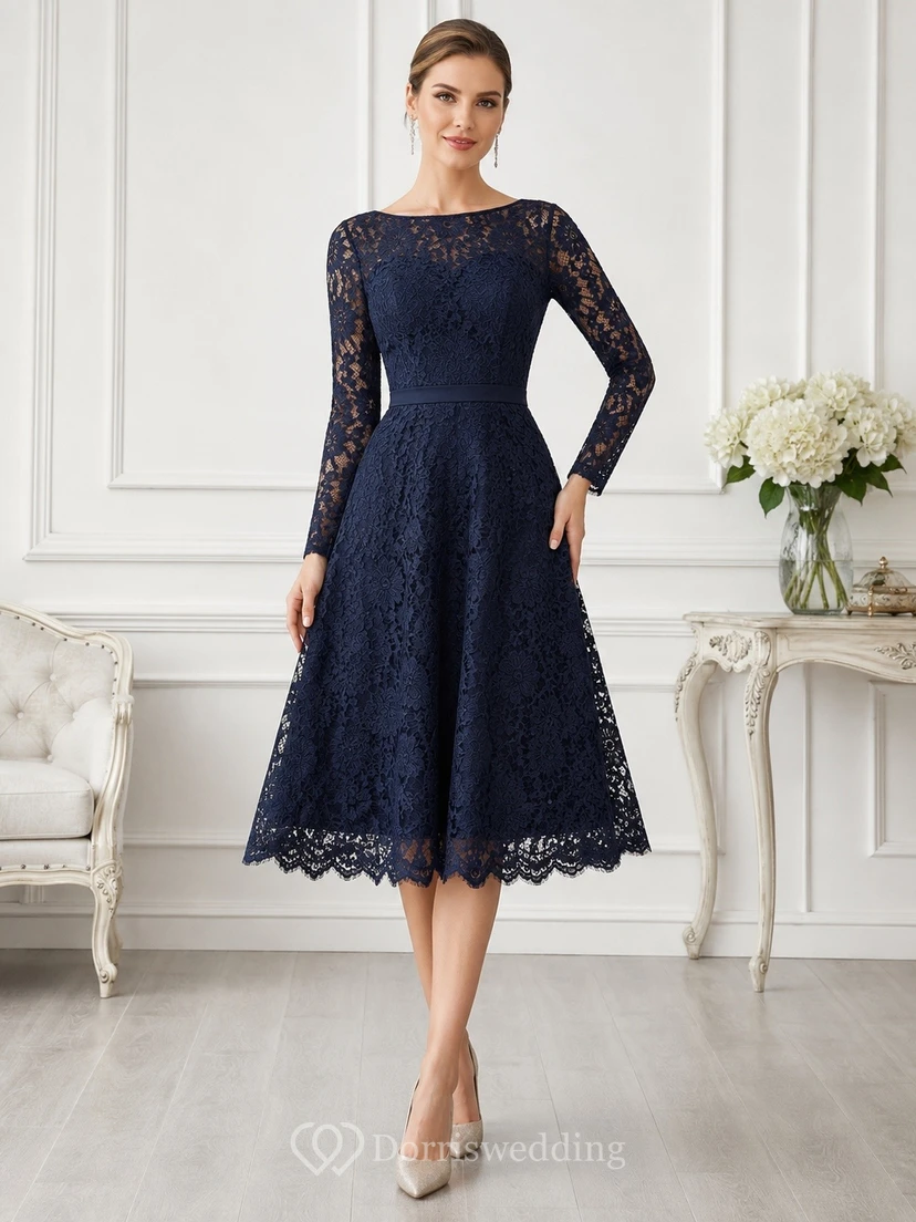 Robe de soirée bleu marine en dentelle, col montant, manches longues, longueur genou, coupe trapèze