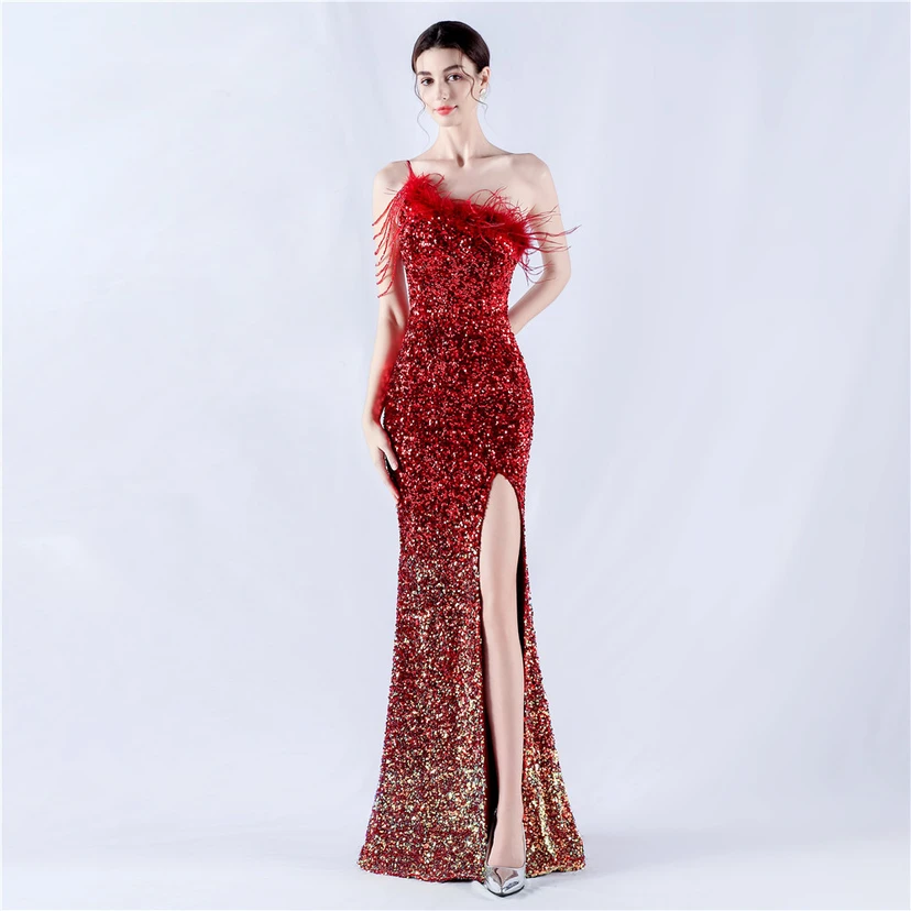Robe de soirée longue à une épaule, ornée de plumes d'autruche, de perles et de sequins, avec col asymétrique et fente haute. view 32