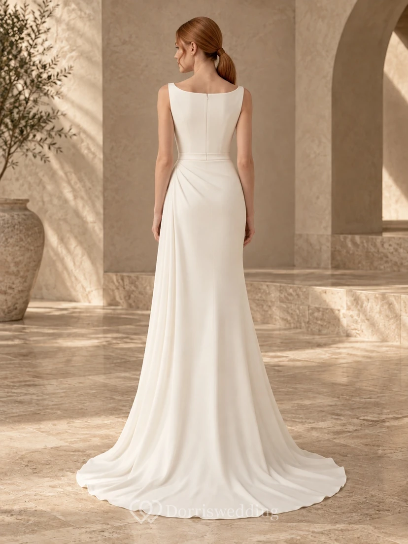 Robe de mariée fourreau en satin froncé, sans manches, style bateau, avec traîne. view 2