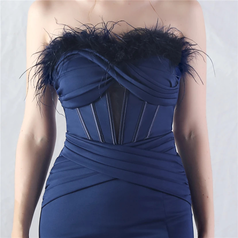 Fischgrätmusterweste, tailliertes Satinkleid mit Faltenwurf, handgefertigtes High-End-Abendkleid mit Straußenfedern view 17