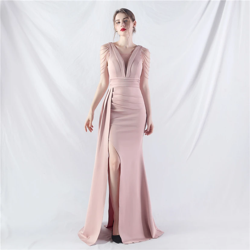 Ein Abendkleid aus insgesamt 8 Farben, gefertigt mit aufwendiger Satinfalttechnik und Perlenstickerei. view 11