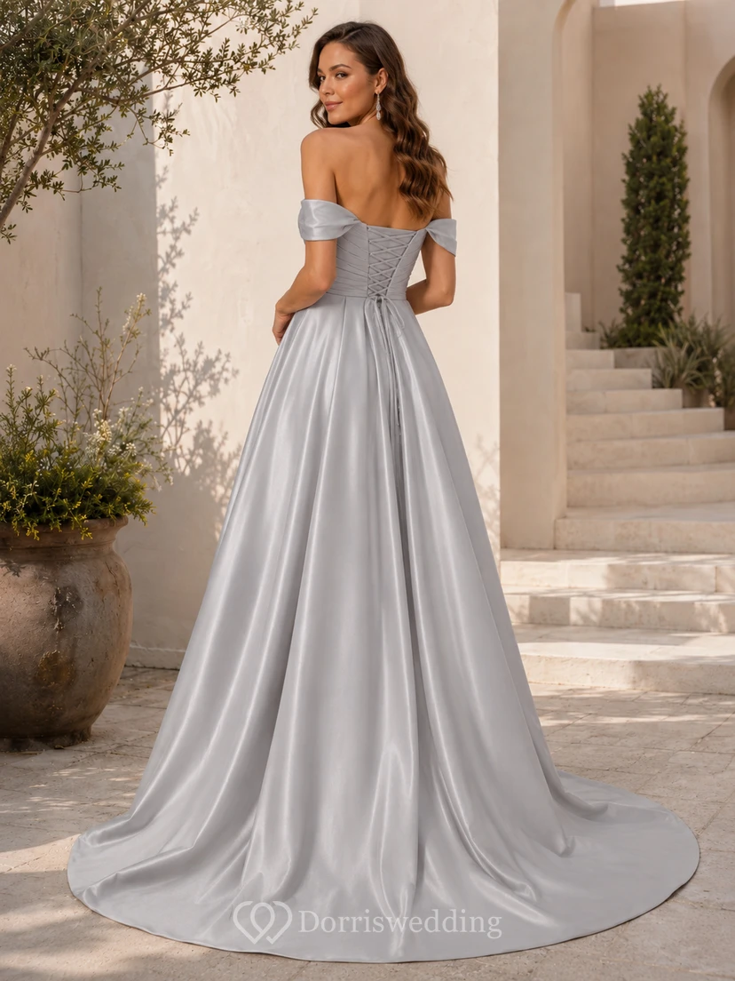Robe de mariée bustier en satin gris acier, épaules dénudées, décolleté cœur, coupe trapèze, corset, style chapelle view 2