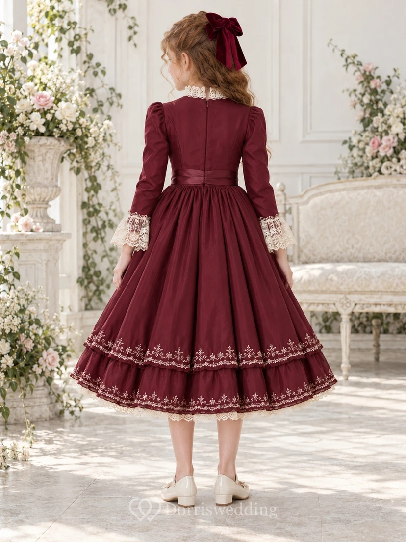 Teelanges, hochgeschlossenes, langärmeliges, burgunderrotes A-Linien-Kleid mit Spitzenmanschetten, Einsätzen und Rüschensaum – ein perfektes Blumenmädchenkleid view 2