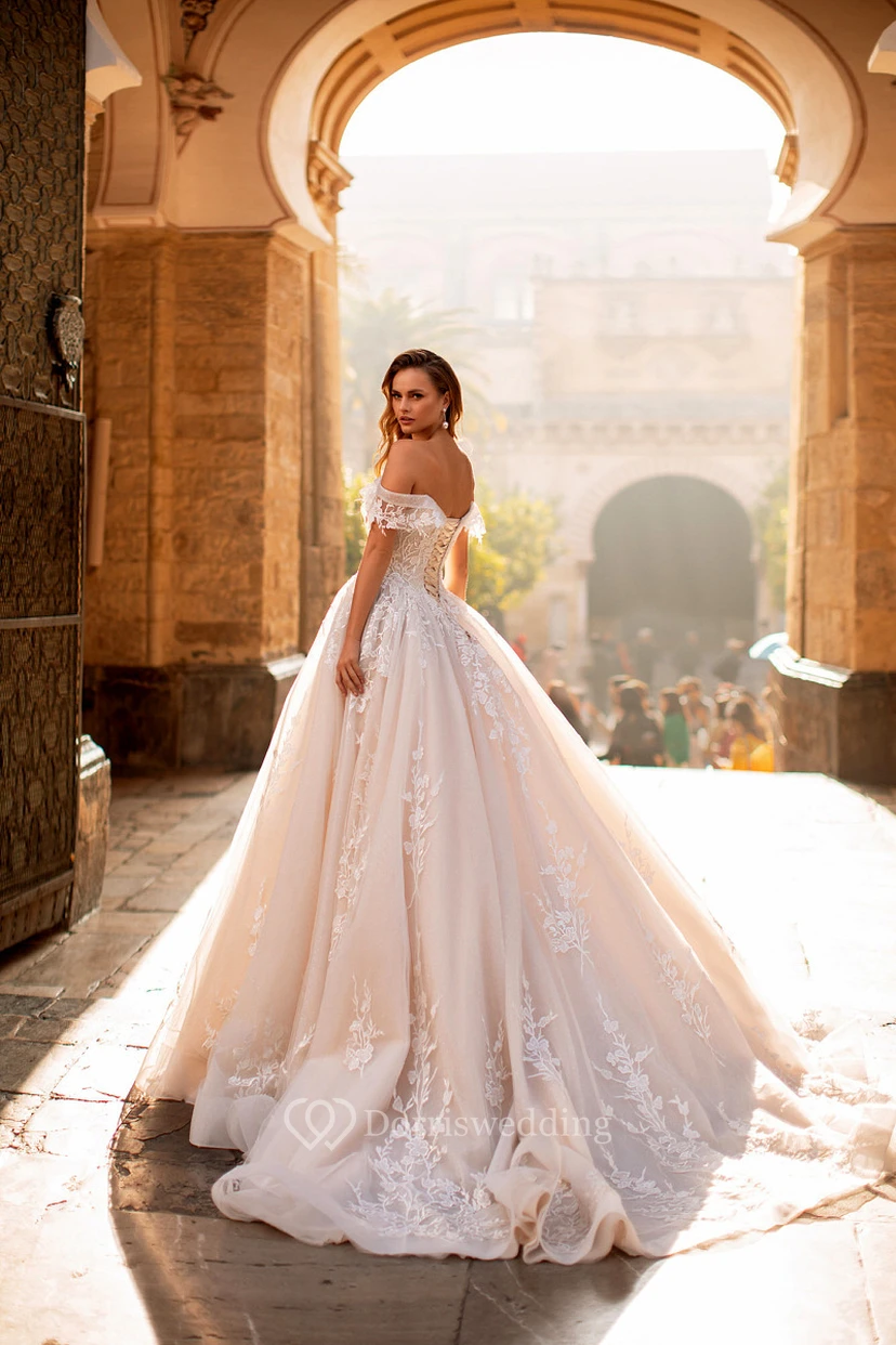 Schulterfreies Empire-Ballkleid aus Tüll mit Spitzenapplikationen view 2