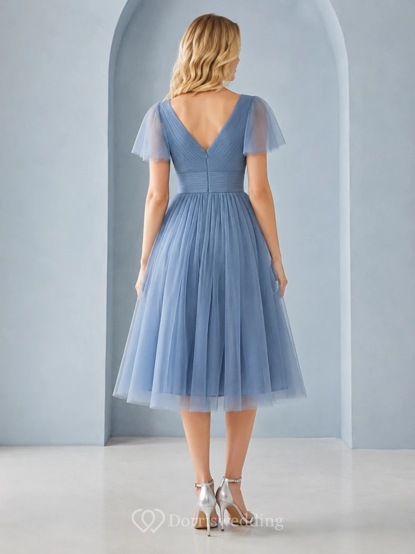 Robe romantique de jardin en tulle bleu ciel, col V, coupe trapèze, manches pétales, longueur thé view 2