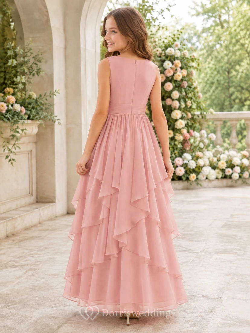 Vestido de dama de honor juvenil rosa ruborizado, corte en A, sin mangas, de gasa con falda escalonada, romántico. view 2