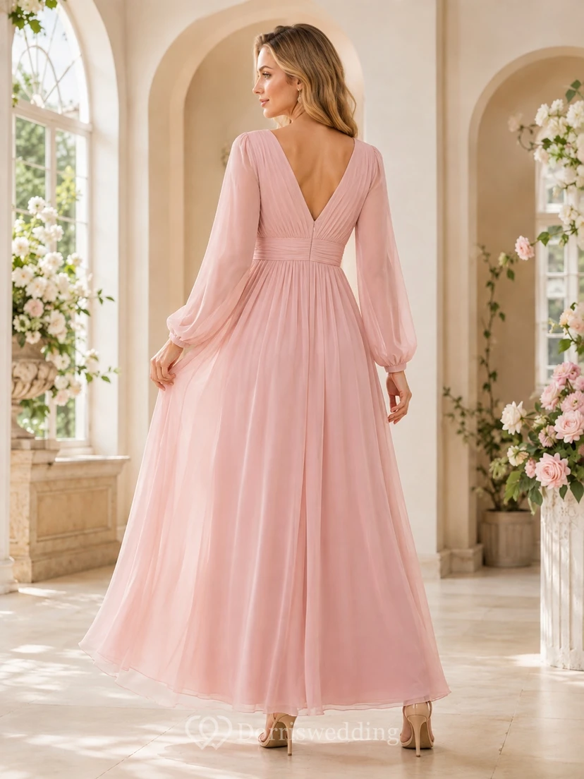 Vestido de dama de honor largo hasta el suelo, de gasa rosa empolvado con escote en V y mangas largas, estilo imperio y pliegues. view 2