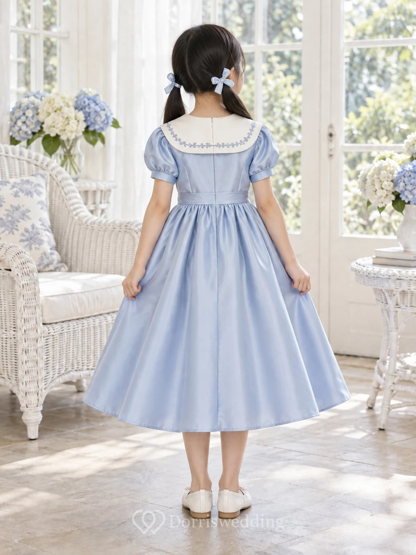 Vestido de niña de flores azul vintage de corte A con mangas abullonadas, cuello marinero y lazo, largo hasta la rodilla. view 2