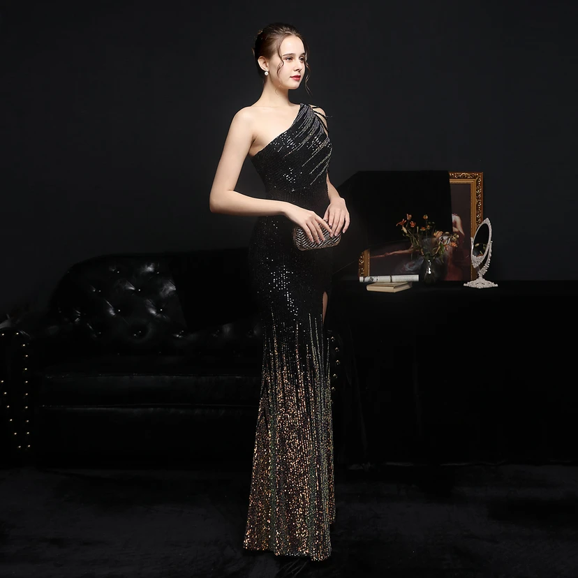 Robe de soirée longue et moulante à sequins colorés, confectionnée avec soin, idéale pour une célébrité ou une fête. Robe de mariée sexy et cintrée, confectionnée avec des paillettes colorées et lourdes. Robe de mariée longue et moulante, parfaite pour une occasion spéciale. view 15