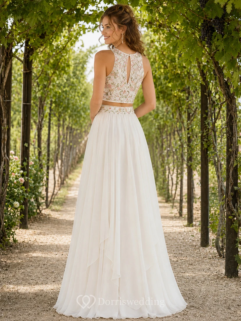 Ensemble de mariée en mousseline brodée de fleurs, composé d'un haut court dos nu et d'un haut court style vigne. view 2