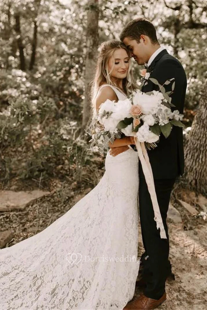 Robe de mariée bohème en dentelle vaporeuse, col en V, sans manches, traîne courte view 5