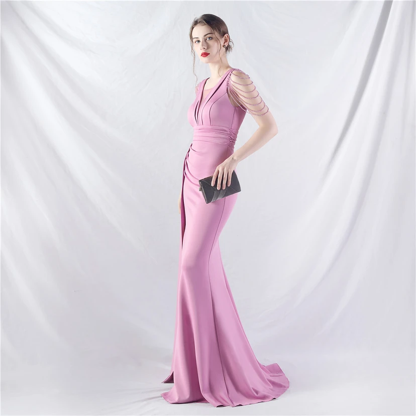 Ein Abendkleid aus insgesamt 8 Farben, gefertigt mit aufwendiger Satinfalttechnik und Perlenstickerei. view 3