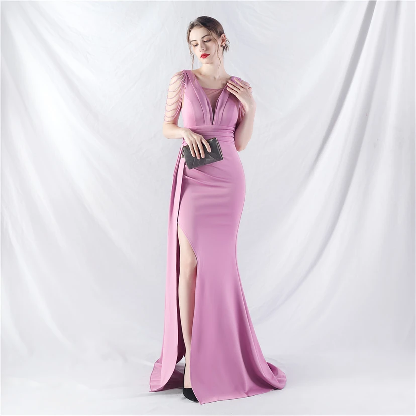 Ein Abendkleid aus insgesamt 8 Farben, gefertigt mit aufwendiger Satinfalttechnik und Perlenstickerei. view 2