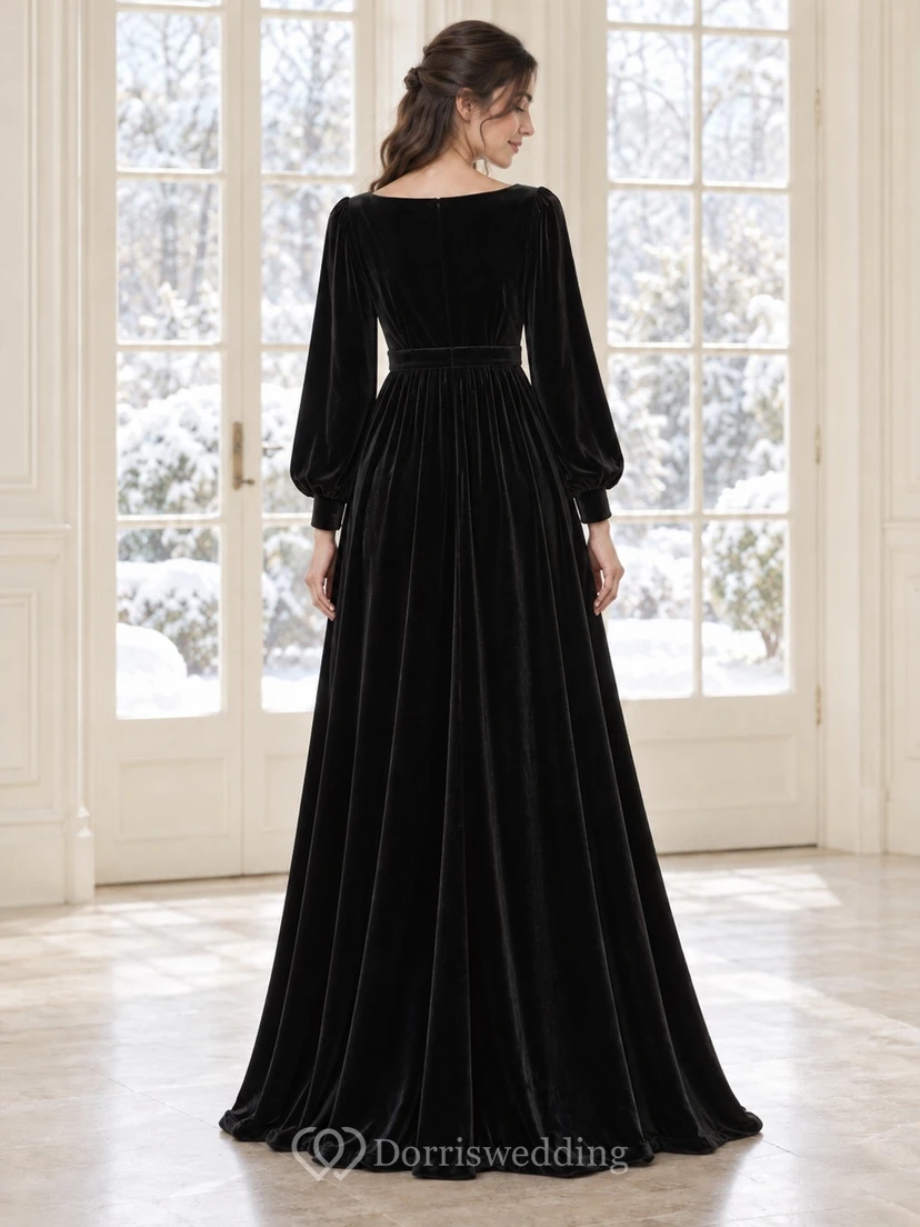 Vestido de dama de honor largo de terciopelo negro con escote barco y mangas obispo, corte en A. view 2