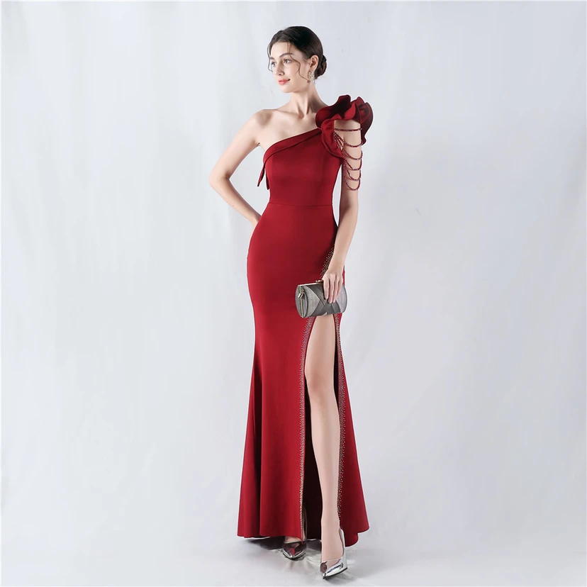 Vestido de noche con cuello oblicuo, hombros con estampado de hojas de loto, bordado artesanal y diamantes, ideal para la celebración de la reunión anual. view 24