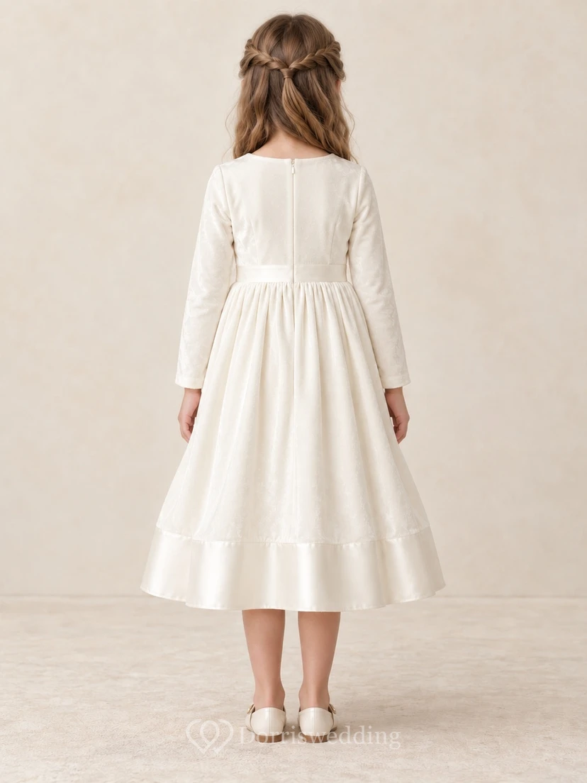 Schlichtes, langärmeliges, elfenbeinfarbenes, teelanges Samtkleid mit breiter Schärpe und vollem Bandbesatz für Blumenmädchen