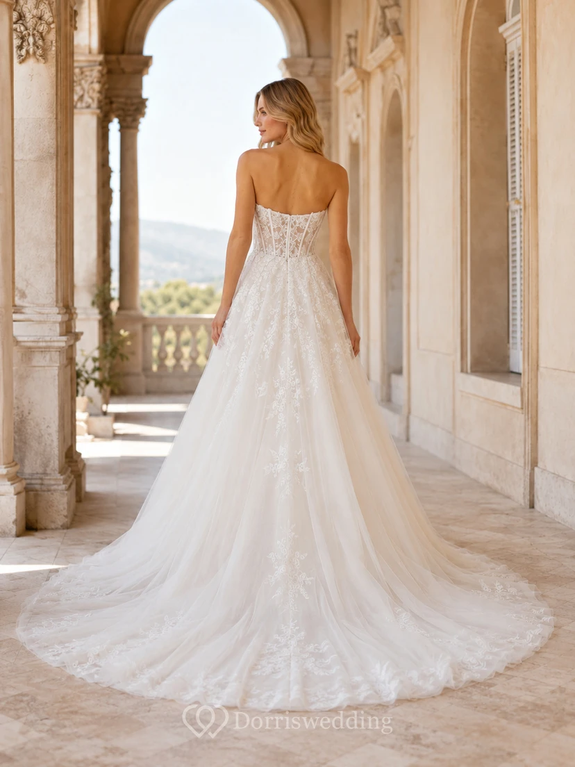 Robe de mariée classique en dentelle et tulle, bustier cœur, coupe trapèze, traîne chapelle, applications florales, fermeture éclair au dos view 2