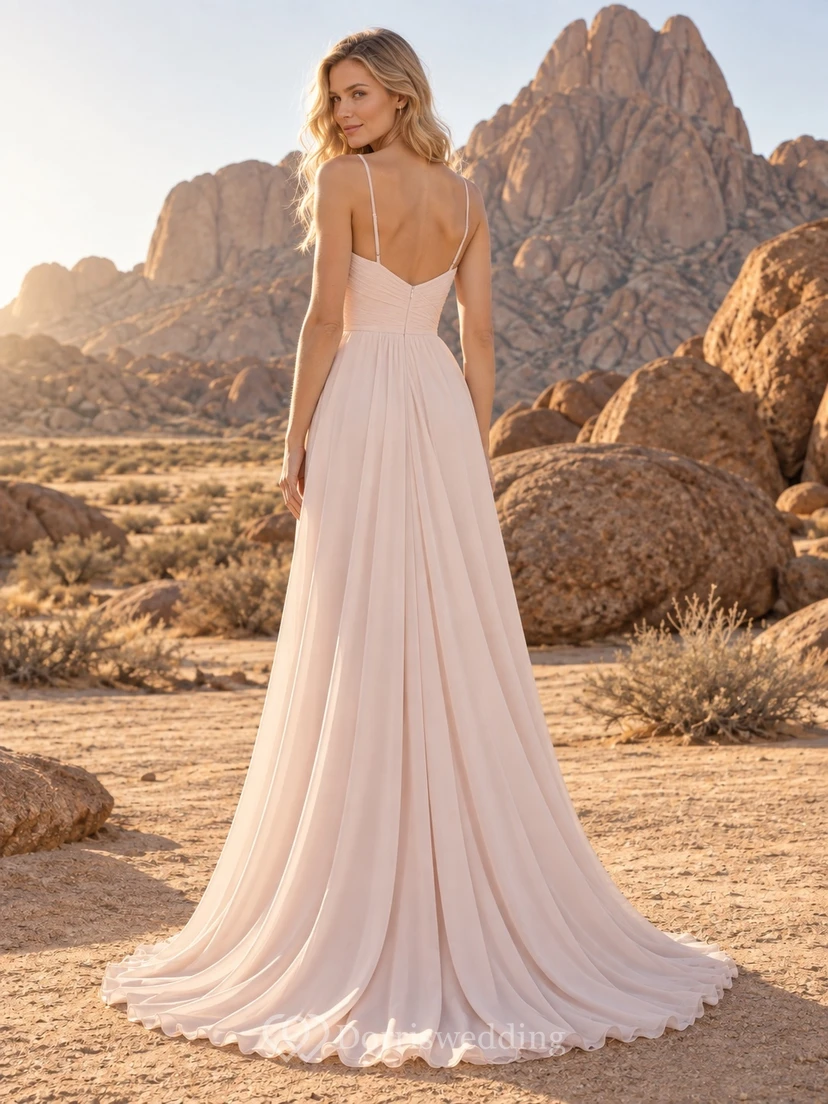 Vestido de novia sencillo de gasa rosa empolvado con tirantes finos y cola larga. view 2